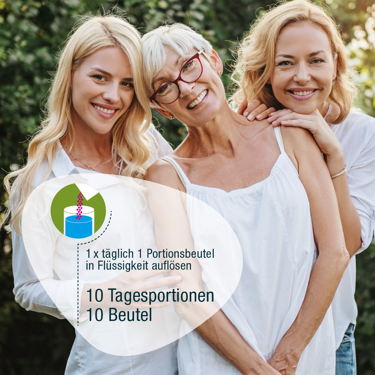 Drei lächelnde Frauen in legerer weißer Kleidung stehen im Freien vor Bäumen. Auf einem Overlay sind eine deutsche Anleitung und eine Illustration zu sehen, die zeigen, wie man einen Beutel Urovit®-Cranberry Pulver von gse.organic.supplements in Flüssigkeit auflöst.