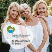 Drei lächelnde Frauen in legerer weißer Kleidung stehen im Freien vor Bäumen. Auf einem Overlay sind eine deutsche Anleitung und eine Illustration zu sehen, die zeigen, wie man einen Beutel Urovit®-Cranberry Pulver von gse.organic.supplements in Flüssigkeit auflöst.