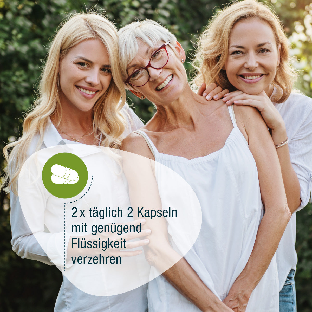 Drei lächelnde Frauen unterschiedlichen Alters stehen im Freien. Textüberlagerung in Deutsch: Empfohlen werden Urovit®-Cranberry Kapseln (Bio) von gse.organic.supplements - 2x täglich 2 Kapseln mit ausreichend Flüssigkeit einnehmen.