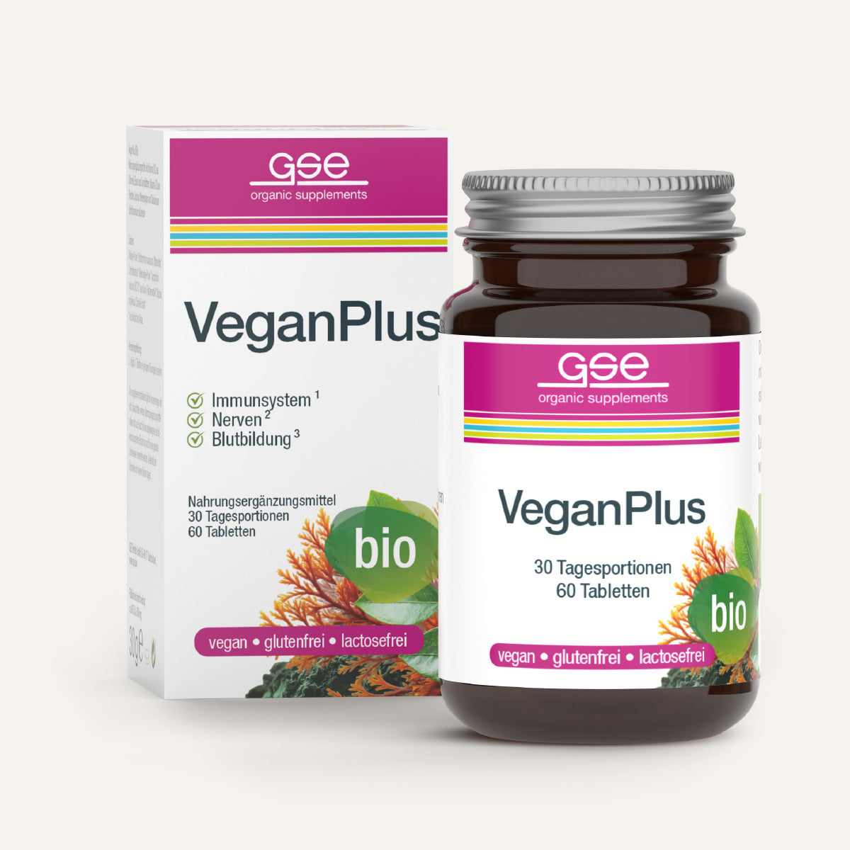 Eine braune Flasche und Schachtel gse.organic.supplements VeganPlus (Bio), biologische Ernährungstabletten, bio-zertifiziert, reich an pflanzlichen Nährstoffen; Verpackung mit grüner Bio-Plakette, farbenfroher Grafik und veganen, glutenfreien und laktosefreien Etiketten.