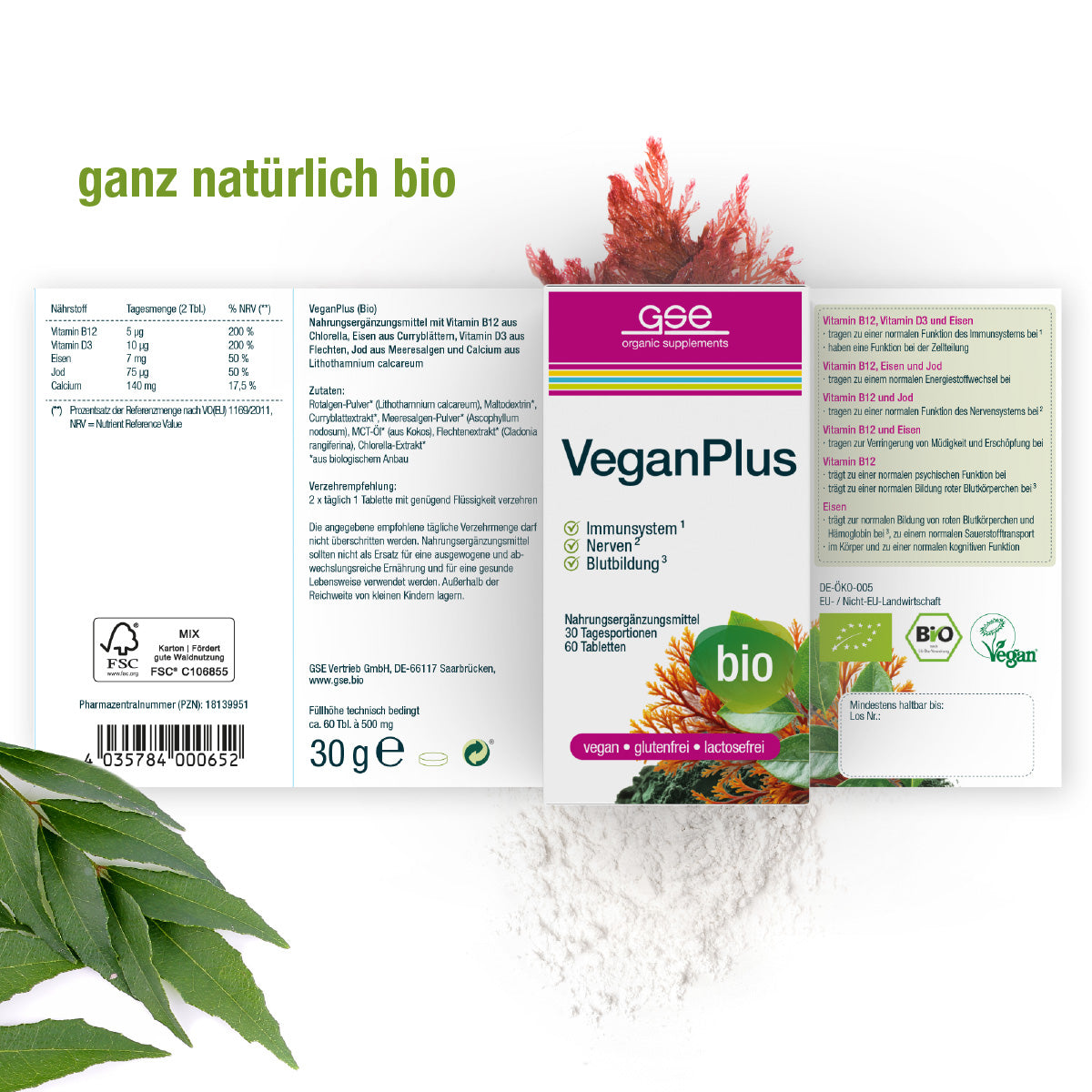 Eine Schachtel mit gse.organic.supplements VeganPlus (Bio) ist geöffnet und zeigt bio-zertifizierte Informationen und Zertifizierungslogos. Dahinter sind grüne Blätter und weißes Pulver zu sehen. Der Text lautet "ganz natürlich bio.