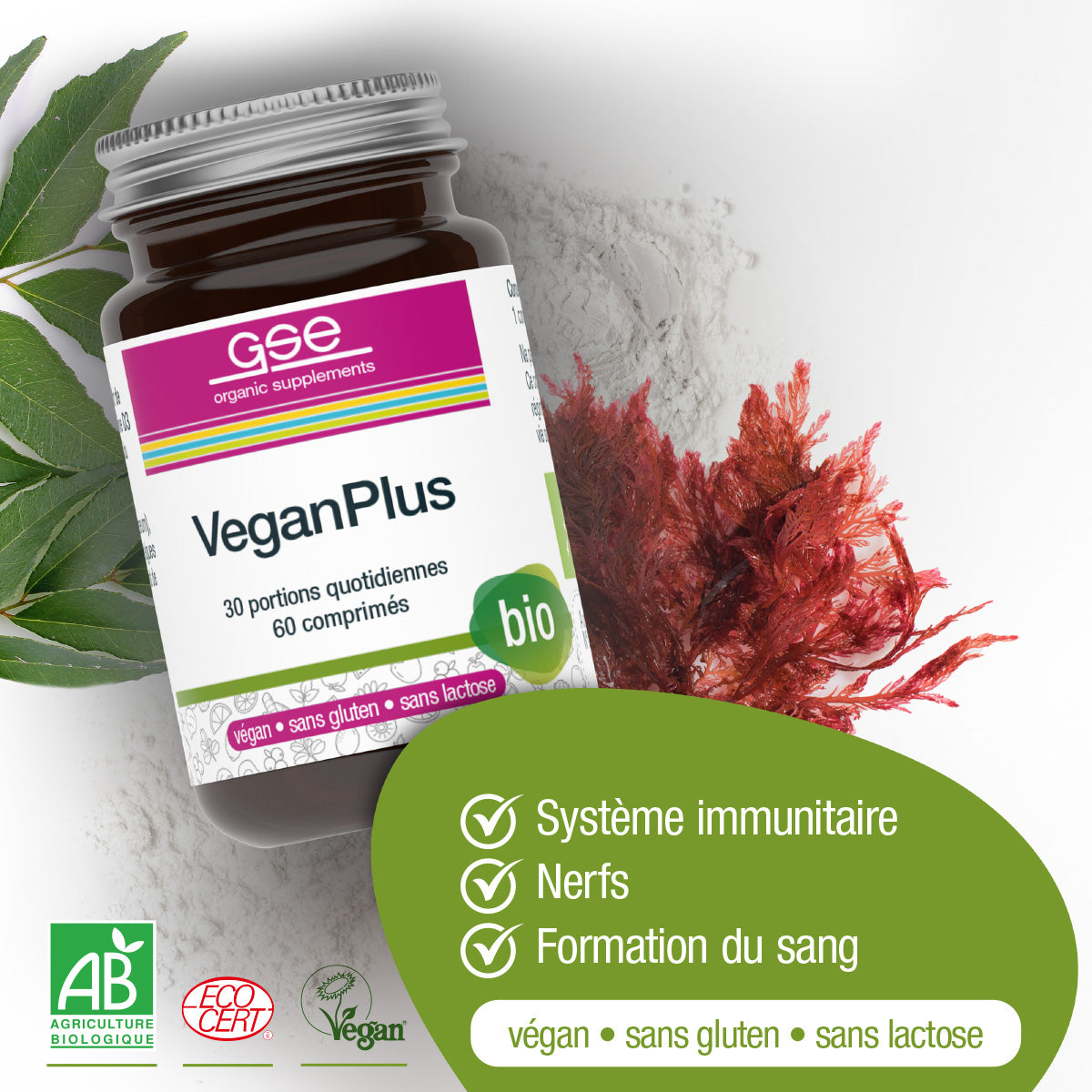 Eine Flasche VeganPlus (Bio) FR von gse.organic.supplements ist auf einer weißen Fläche mit grünen Blättern und roten Algen. Der Text weist auf Vorteile für das Immunsystem, die Nerven und die Blutbildung hin. Etiketten: vegan, glutenfrei, laktosefrei, bio-zertifiziert.