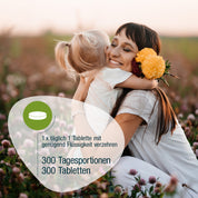 Eine Frau mit einer gelben Blume umarmt ein Mädchen auf einem Feld. Deutscher Text überlagert: Für Vitamin B12 Compact (Bio) von gse.organic.supplements - 1 x täglich 1 Tablette mit genügend Flüssigkeit verzehren.