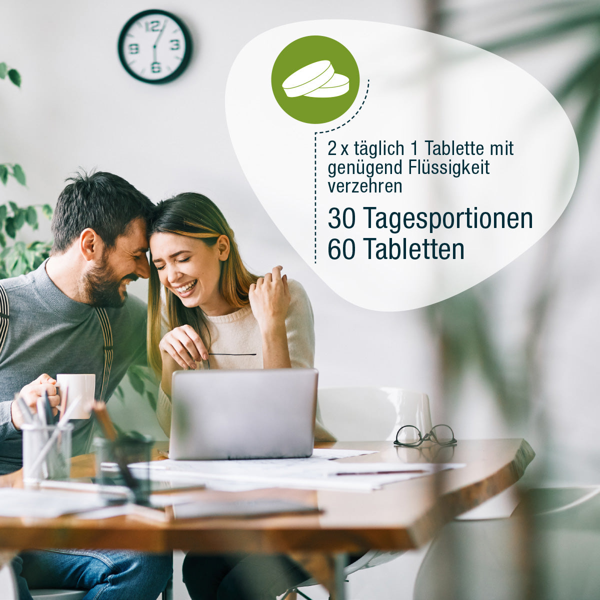 Ein lächelndes Paar sitzt an einem Tisch mit einem Laptop, Kaffee und Papieren. Eine Grafik zeigt gse.organic.supplements Vitamin B Complex (Bio) Anweisungen auf Deutsch: nehmen Sie 2 Tabletten täglich mit Flüssigkeit; 60 Tabletten (30 Portionen). Ein grünes Blattsymbol ist abgebildet.