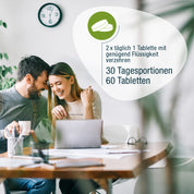 Ein lächelndes Paar sitzt an einem Tisch mit einem Laptop, Kaffee und Papieren. Eine Grafik zeigt gse.organic.supplements Vitamin B Complex (Bio) Anweisungen auf Deutsch: nehmen Sie 2 Tabletten täglich mit Flüssigkeit; 60 Tabletten (30 Portionen). Ein grünes Blattsymbol ist abgebildet.