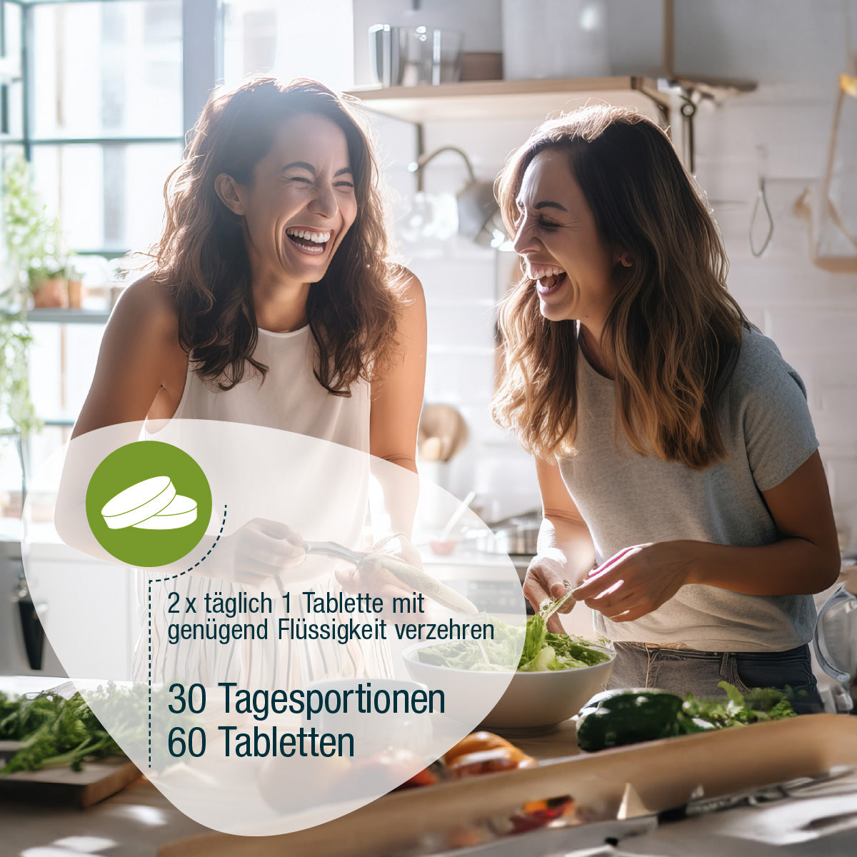 Zwei Frauen lächeln und machen Salat in einer hellen Küche. Text in Deutsch gibt Dosierung für Vitamin C Compact (Bio) von gse.organic.supplements: 30 Tagesportionen, 60 Tabletten, 2x täglich mit ausreichend Flüssigkeit einnehmen.