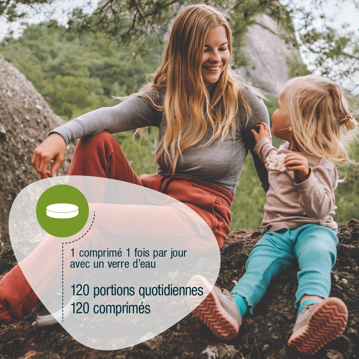 Eine glückliche Frau und ein Kind sitzen auf einem Felsen im Freien. Text für gse.organic.supplements Vitamin D Compact (Bio) FR: "1 comprimé 1 fois par jour avec un verre d'eau, 120 portions quotidiennes, 120 comprimés.