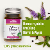 Eine Flasche des Bio-Nahrungsergänzungsmittels Zyklus Balance (Bio) von gse steht inmitten von Kräutern und einer lila Blume. Der Text hebt die Hormonregulierung, die Verringerung von Müdigkeit und die Unterstützung des weiblichen Hormonhaushalts hervor. Auf dem Etikett steht, dass es zu 100 % pflanzlich und biologisch ist.
