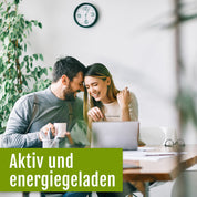Klar! Hier ist der umformulierte Satz unter Verwendung Ihrer Produktdaten: Ein lächelnder Mann und eine lächelnde Frau sitzen gemeinsam an einem Tisch mit einem Laptop und Kaffeetassen, während eine Uhr und eine Pflanze den Hintergrund schmücken. Der deutsche Text lautet: „Aktiv und energiegeladen.“ Die Szene spiegelt den Energieschub wider, den man durch die Einnahme pflanzlicher Nahrungsergänzungsmittel wie „gse.organic.supplements Vitamin-B-Komplex (Bio)“ erhält, das reich an essenziellen B-Vitaminen