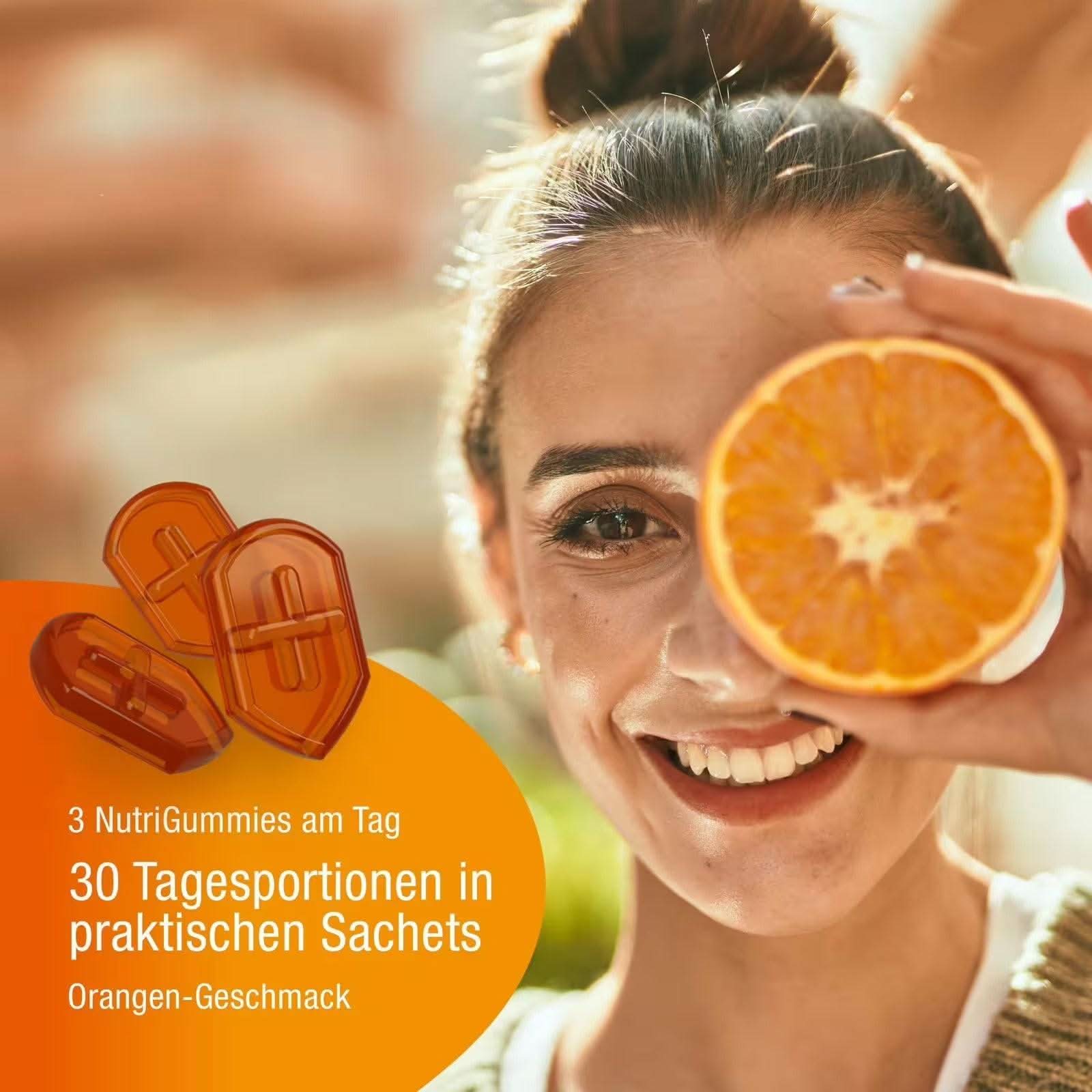 Eine lächelnde Frau hält sich eine halbe Orange vors Auge. Im Vordergrund sind orangefarbene Vitamingummis und ein deutscher Text zu sehen, der für Immun NutriGummies (Bio) von gse.organic.supplements wirbt. Sie enthalten Vitamin C und Zink und sind in praktischen Beuteln für den täglichen Gebrauch erhältlich.