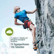 Ein Mann in blauem Hemd und roten Shorts klettert im Freien. Die deutsche Textüberlagerung gibt die Dosierung von gse.organic.supplements Magnesium (Bio) an: 2 Tabletten täglich, 75-Tage-Vorrat (150 Tabletten), ideal für Muskeln und Knochen.