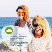 Zwei lächelnde Frauen mit lockigem Haar und Sonnenbrille genießen einen sonnigen Tag am Meer. Eine Einblendung in deutscher Sprache erklärt die Dosierung der Tabletten: 2x täglich, 75 Portionen, 150 Tabletten – für OPC Zellschutz Complex (Bio) von gse.organic.supplements.