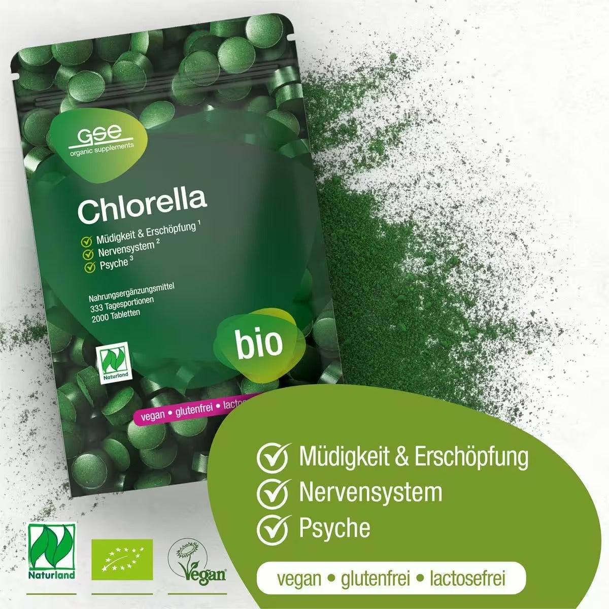 Ein grüner Beutel Naturland Bio Chlorella (Tabletten) von gse.organic.supplements liegt auf einer weißen Fläche mit verstreutem grünem Pulver. Die vegane, gluten- und laktosefreie Verpackung unterstreicht die Unterstützung bei Müdigkeit, Psyche und Nervensystem. Reich an Vitamin B12.