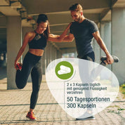 Ein lächelnder Mann und eine lächelnde Frau in Sportkleidung strecken sich im Freien. Deutscher Text wirbt für Vino C® - OPC (Bio) von gse.organic.supplements: Traubenkernkonzentrat, 2 x 3 Kapseln täglich, 50 Tagesportionen (300 Kapseln). Kapselgrafik enthalten.