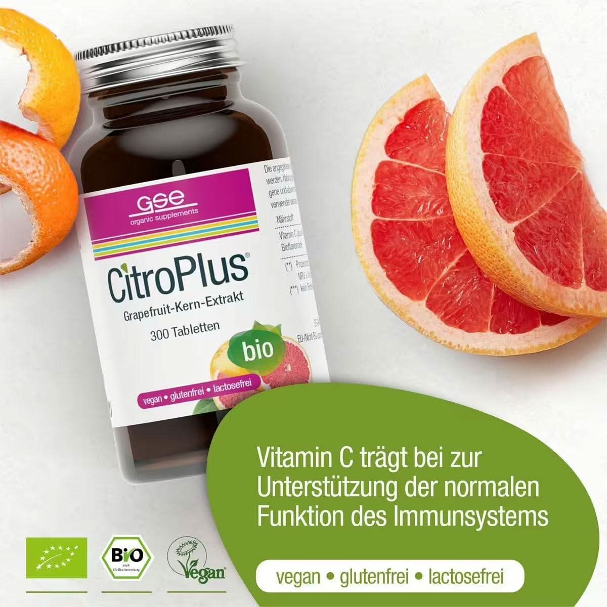Eine Flasche CitroPlus® Tabletten (Bio) von gse.organic.supplements steht neben geschnittener Grapefruit. Das Etikett enthält Bioflavonoide und Vitamin C zur Unterstützung des Immunsystems, einen deutschen Text und Symbole, die darauf hinweisen, dass das Produkt vegan, gluten- und laktosefrei ist.