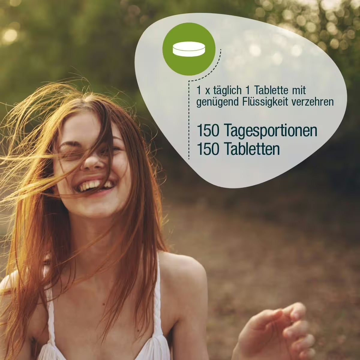 Eine junge Frau mit langen Haaren lächelt draußen. Der obige Text auf Deutsch lautet: 1 x täglich 1 Tablette, 150 Tagesportionen – gse.organic.supplements Haut, Haare, Nägel Complex (Bio) mit B-Vitaminen aus Guaven- und Basilextrakt.