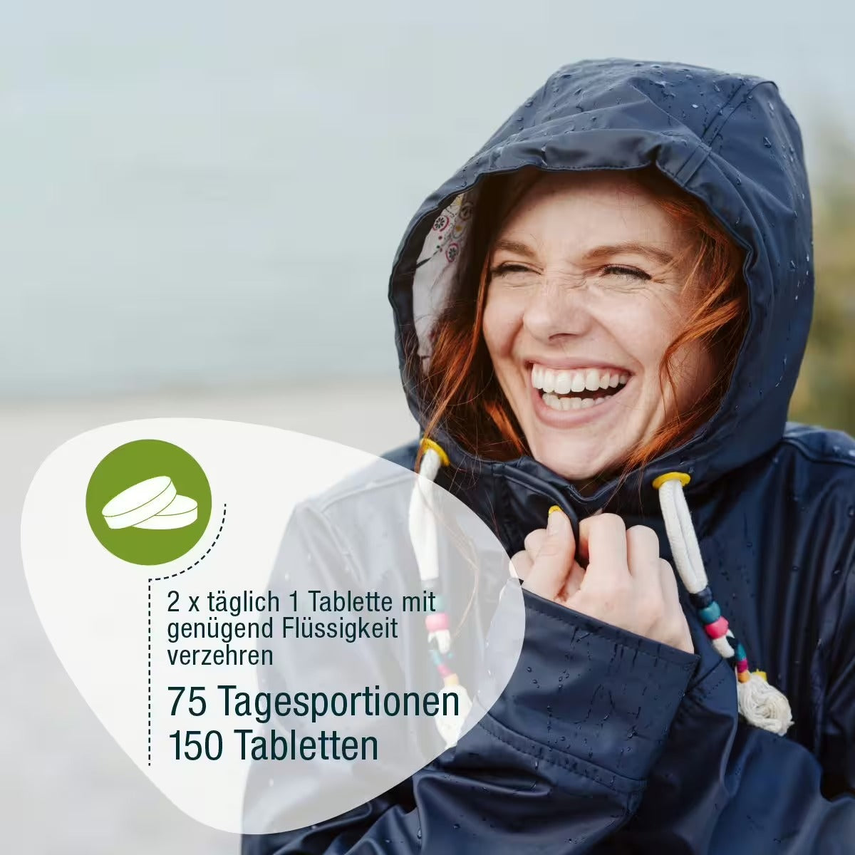 Eine lächelnde Frau in einer Regenjacke steht draußen. Overlay-Text auf Deutsch beschreibt den Immun Complex (Bio) von gse.organic.supplements: „2 x täglich 1 Tablette mit ausreichend Flüssigkeit verzehren. 75 Tagesportionen, 150 Tabletten.“.