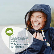 Eine lächelnde Frau in einer Regenjacke steht draußen. Overlay-Text auf Deutsch beschreibt den Immun Complex (Bio) von gse.organic.supplements: „2 x täglich 1 Tablette mit ausreichend Flüssigkeit verzehren. 75 Tagesportionen, 150 Tabletten.“.