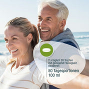Ein lächelndes Paar mittleren Alters steht an einem sonnigen Strand. Ein Pillensymbol und eine deutsche Dosierungsanleitung markieren gse.organic.supplements Koriander-Extrakt (Bio) – ideal für Entschlackungs- & Ausleitungskuren, 2x täglich, 50 Portionen, 100 ml.