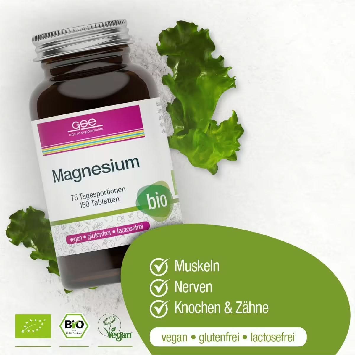 Eine Flasche gse.organic.supplements Magnesium (Bio) ist mit grünen Blättern abgebildet. Auf dem Etikett steht „biozertifiziert“, „vegan“, „glutenfrei“, „laktosefrei“. Vorteile: Muskeln und Knochen, Nerven, Zähne. Grüne Zertifizierung und vegane Symbole sind sichtbar.