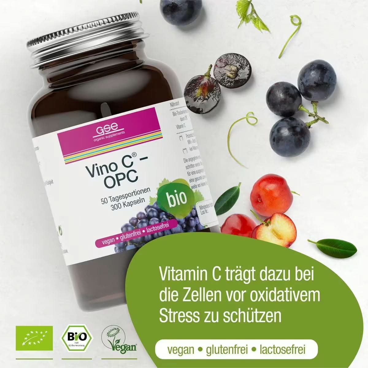 Eine Flasche Vino C® – OPC (Bio) von gse.organic.supplements steht auf einer hellen Unterlage mit Trauben und Blättern. Dieses vegane, glutenfreie Nahrungsergänzungsmittel enthält Bio-Traubenkernkonzentrat und Acerolapulver und liefert natürliches Vitamin C.