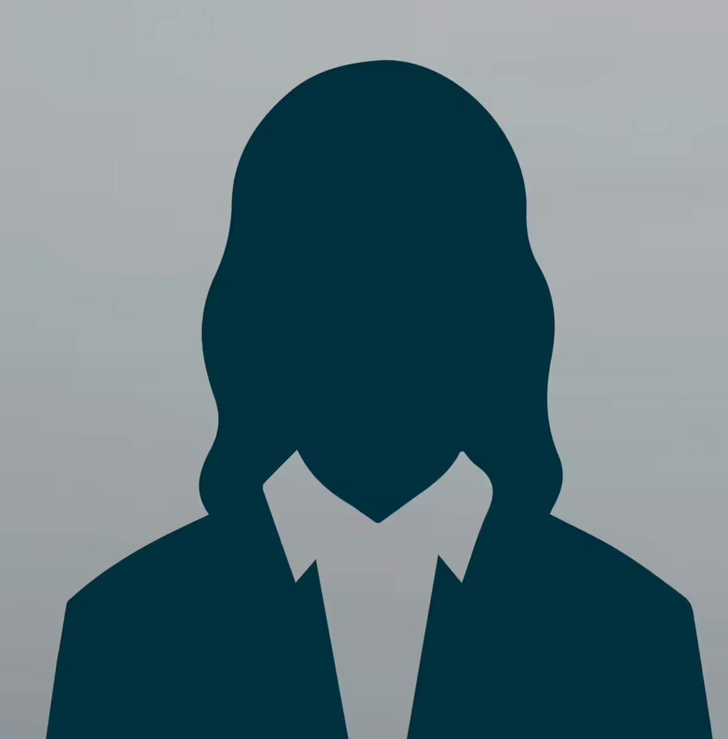 Silhouette einer Person mit langen Haaren, die ein Hemd mit Kragen und eine Jacke trägt, vor einem schlichten grauen Hintergrund.